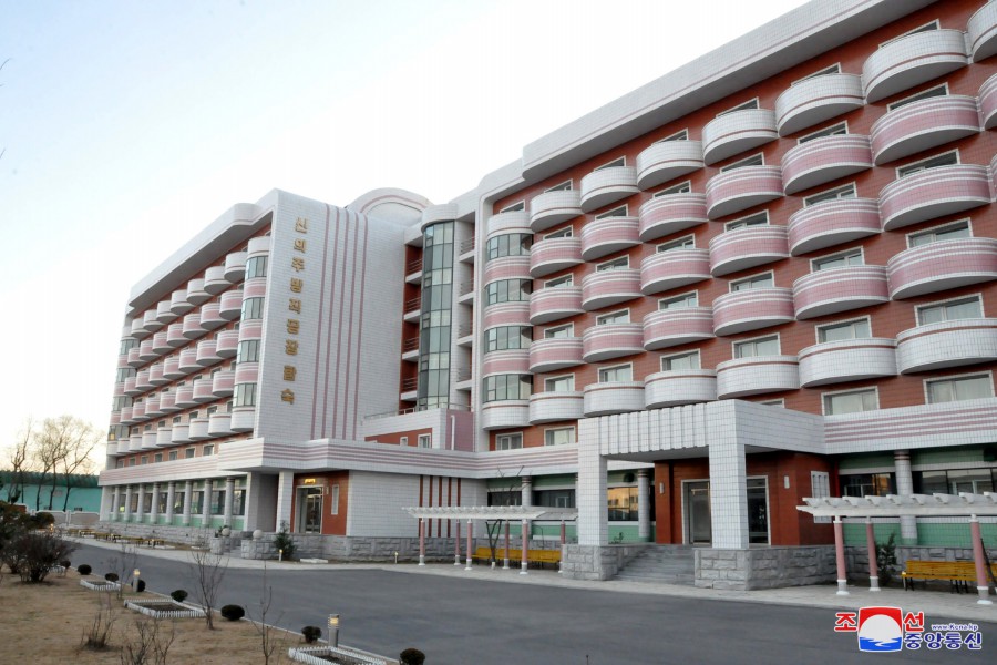 1-훌륭히 일떠선 신의주방직공장 로동자합숙